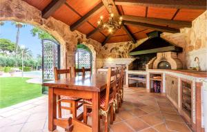 Stunning Home In Elche