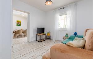 Awesome Home In Peroj 