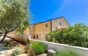 3 Bedroom Cozy Apartment In Dobrinj