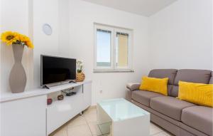 3 Bedroom Cozy Apartment In Dobrinj 