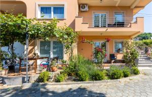 Amazing Apartment In Spincici