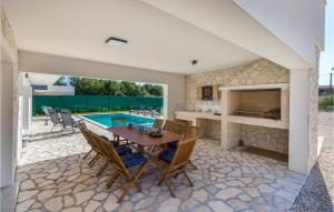 4 Bedroom Beautiful Home In Jursici