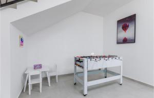 4 Bedroom Beautiful Home In Jursici