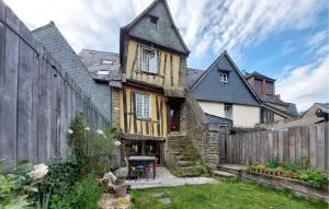 4 Bedroom Beautiful Home In Fougères - 富热尔