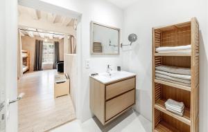 Maisons de vacances 4 Bedroom Beautiful Home In Fougeres : photos des chambres