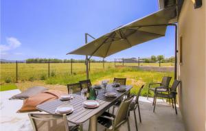 Maisons de vacances Lovely Home In Cleon D'andran : photos des chambres