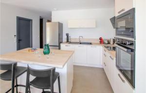 Maisons de vacances Lovely Home In Cleon D'andran : photos des chambres