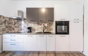 3 Bedroom Cozy Home In Biograd Na Moru 