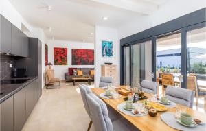 3 Bedroom Nice Home In Vodnjan 