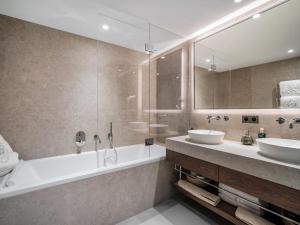 Chalets Chalet d-exception avec sauna, piscine chauffee et salle de cinema - FR-1-570-64 : photos des chambres