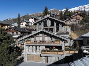 Chalets Chalet d-exception avec sauna, piscine chauffee et salle de cinema - FR-1-570-64 : Chalet