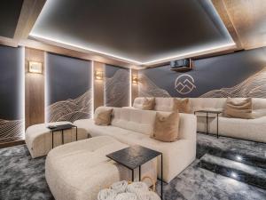 Chalets Chalet d-exception avec sauna, piscine chauffee et salle de cinema - FR-1-570-64 : photos des chambres