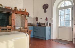 Maisons de vacances Awesome Home In Saint-Ambroix : photos des chambres