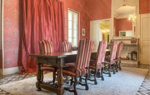 Maisons de vacances Awesome Home In Saint-Ambroix : photos des chambres