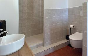 Maisons de vacances Awesome Home In Saint-Ambroix : photos des chambres