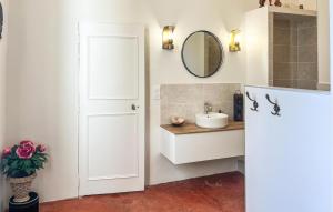 Maisons de vacances Awesome Home In Saint-Ambroix : photos des chambres