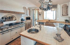 Maisons de vacances Awesome Home In Les Adrets D L'esterel : photos des chambres
