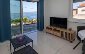 1 Bedroom Lovely Apartment In Komarna