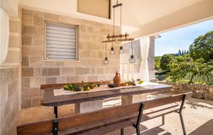Stunning Home In Lokvicici With Jacuzzi 