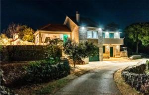 Stunning Home In Lokvicici With Jacuzzi