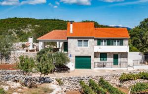 Stunning Home In Lokvicici With Jacuzzi