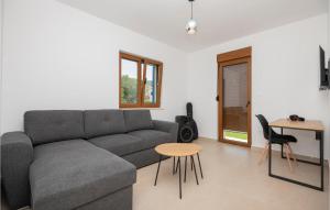 Lovely Home In Donji Prolozac