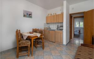 4 Bedroom Nice Apartment In Sveti Juraj 