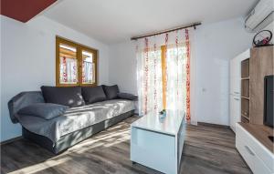 3 Bedroom Stunning Apartment In Skradin