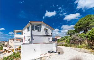 Beautiful Apartment In Okrug Gornji