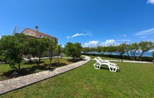 2 Bedroom Nice Apartment In Ugljan