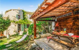 Maisons de vacances Lovely Home In Malataverne : photos des chambres
