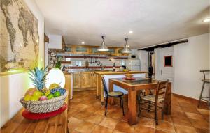 Maisons de vacances Lovely Home In Malataverne : photos des chambres