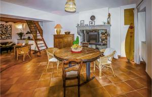 Maisons de vacances Lovely Home In Malataverne : photos des chambres