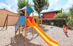 Maisons de vacances 2 Bedroom Awesome Home In Grospierres : photos des chambres