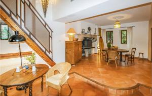 Maisons de vacances Lovely Home In Malataverne : photos des chambres