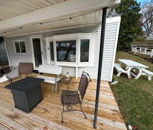 Cozy Rockford Lake Cottage