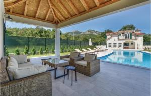 Five-Bedroom Holiday Home In Hrvace