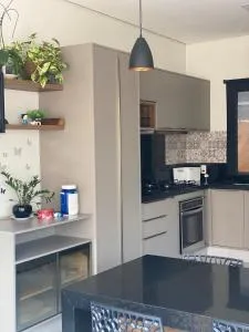 Casa moderna e bem equipada com piscina - Serranópolis