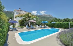 Four-Bedroom Apartment Kastel Luksic With Sea View 06