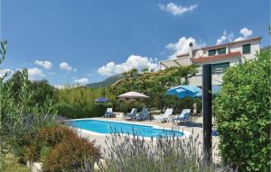 Four-Bedroom Apartment Kastel Luksic With Sea View 06