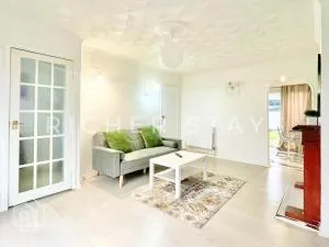 Bright 3-Bedroom House, Driveway and Garden - 提伯利