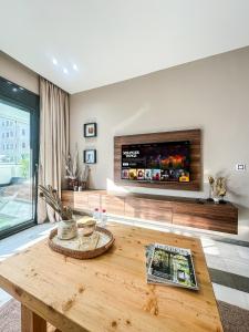 Modern 2BR with Pool near the Beach