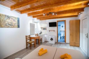 Third floor with sea view Double or twin room with private terrace