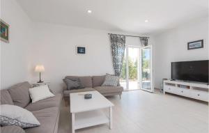 Three-Bedroom Holiday Home In Zrnovo