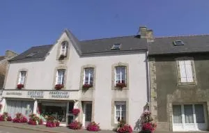 2 Bedroom Nice Home In Plonevez Porzay - 坡隆维茨普尔扎伊