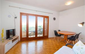 5 Bedroom Lovely Home In Posedarje