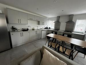 Spacious 6-Bed Home With 4 Parking Spaces