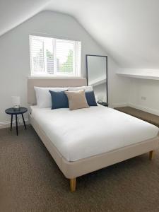 Spacious 6-Bed Home With 4 Parking Spaces