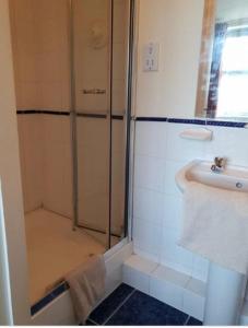 Cool Dockland Apt, sleeps 5, with parking