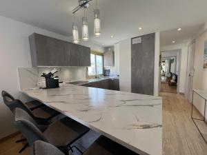 Sea view, top floor facing Port Canto in Palm Beach